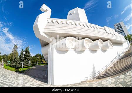 Samara, Russland - 15. September 2018: Monument, das Boot an der Stadt embankmen der Wolga. Fischaugenobjektiv Stockfoto