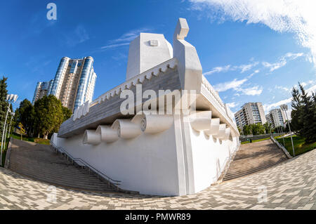 Samara, Russland - 15. September 2018: Monument, das Boot an der Stadt embankmen der Wolga. Fischaugenobjektiv Stockfoto