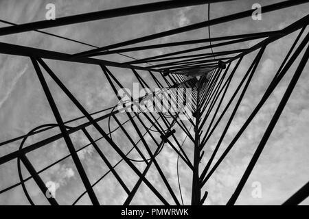 Ansicht von unten dreieckige communications Tower Stockfoto