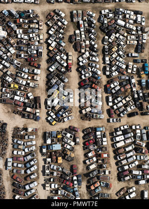 Luftaufnahme alte Autos auf Schrottplatz, Bakersfield, Kalifornien, USA Stockfoto