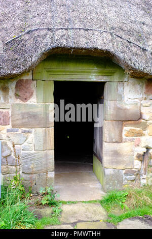 17. Jahrhundert Cottage - Stag Ende lange Haus Ryedale Folk Museum, Hutton le Hole, Yorkshire, Großbritannien Stockfoto