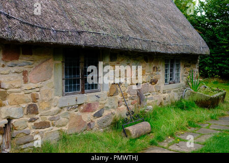 17. Jahrhundert Cottage - Stag Ende lange Haus Ryedale Folk Museum, Hutton le Hole, Yorkshire, Großbritannien Stockfoto