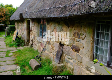 17. Jahrhundert Cottage - Stag Ende lange Haus Ryedale Folk Museum, Hutton le Hole, Yorkshire, Großbritannien Stockfoto