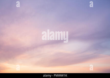 Weiche verschwommen (unscharf) Wolken bei Sonnenuntergang mit Pastellfarben (Farben) von Gelb, Orange, Rosa, Blau und Violett. Die Wolken geben den Rahmen Stockfoto