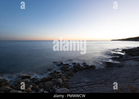 Die Ufer des Cassis in Frankreich nach Sonnenuntergang. Stockfoto