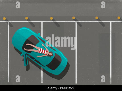 Frau im Badeanzug Sonnen auf Auto auf Parkplatz Stockfoto