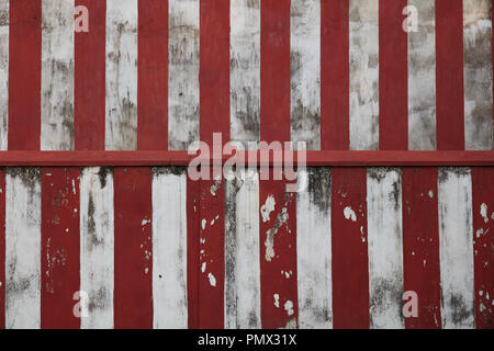 Alt, dreckig bemalten Wand, Hintergrund Textur mit Kratzern. Rote und weiße Streifen Stockfoto