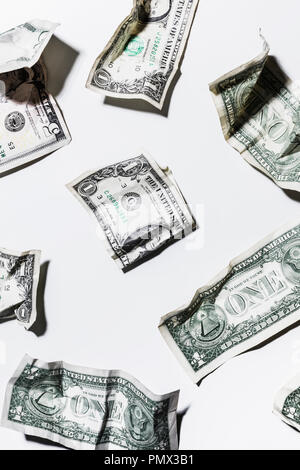 Gefaltet und zerknittert ein dollarnoten auf weißem Hintergrund Stockfoto