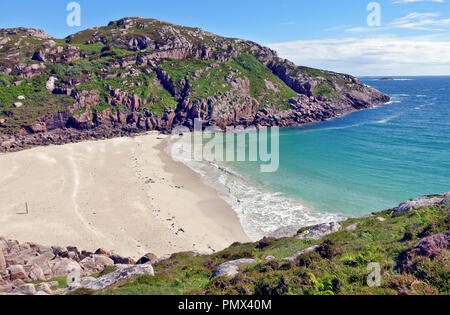 Weißer Sandstrand, lokal bekannt als „Balfour's Bay“ auf der Insel Erraid, einer Gezeiteninsel in den schottischen Innenhebriden Stockfoto