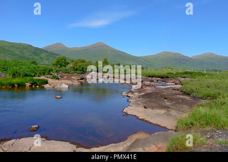 Quinag Eine komplexe Berg mit drei Spitzen. Das Bild zeigt zwei Tops Segeln Segeln & Ghorm Gharbh und wird von den unteren Hängen des Spidean Coinich genommen Stockfoto