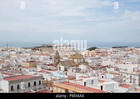 Ein Blick auf die Dächer der Stadt Cadiz in Spanien aus den Turm Tavira (Camera obscura) mit der Küste und das Meer in der Ferne Stockfoto