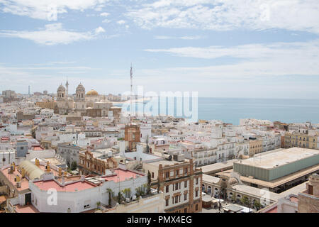 Ein Blick auf die Dächer der Stadt Cadiz in Spanien aus den Turm Tavira (Camera obscura) mit der Küste und das Meer in der Ferne Stockfoto