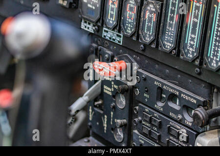 Details von Cockpit ist ein entlassen Bomber. Konzentrieren Sie sich auf das Feuer Joystick und rote Knöpfe für Luftschläge und Sky Bombenanschläge. Verteidigung der Technologie, in der Regierung. Stockfoto