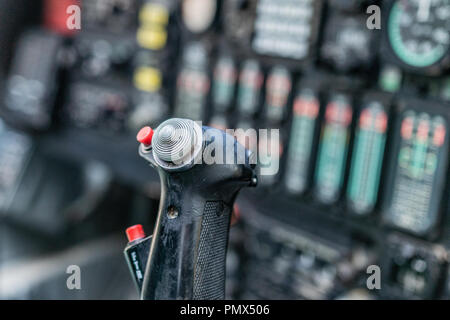 Details von Cockpit ist ein entlassen Bomber. Konzentrieren Sie sich auf das Feuer Joystick und rote Knöpfe für Luftschläge und Sky Bombenanschläge. Verteidigung der Technologie, in der Regierung. Stockfoto