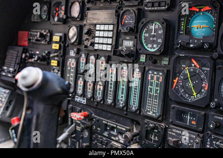 Details von Cockpit ist ein entlassen Bomber. Konzentrieren Sie sich auf das Feuer Joystick und rote Knöpfe für Luftschläge und Sky Bombenanschläge. Verteidigung der Technologie, in der Regierung. Stockfoto