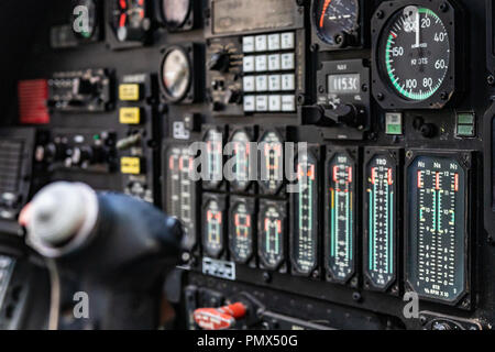 Details von Cockpit ist ein entlassen Bomber. Konzentrieren Sie sich auf das Feuer Joystick und rote Knöpfe für Luftschläge und Sky Bombenanschläge. Verteidigung der Technologie, in der Regierung. Stockfoto