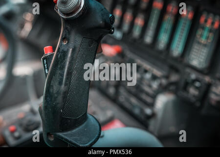 Details von Cockpit ist ein entlassen Bomber. Konzentrieren Sie sich auf das Feuer Joystick und rote Knöpfe für Luftschläge und Sky Bombenanschläge. Verteidigung der Technologie, in der Regierung. Stockfoto