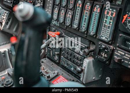 Details von Cockpit ist ein entlassen Bomber. Konzentrieren Sie sich auf das Feuer Joystick und rote Knöpfe für Luftschläge und Sky Bombenanschläge. Verteidigung der Technologie, in der Regierung. Stockfoto