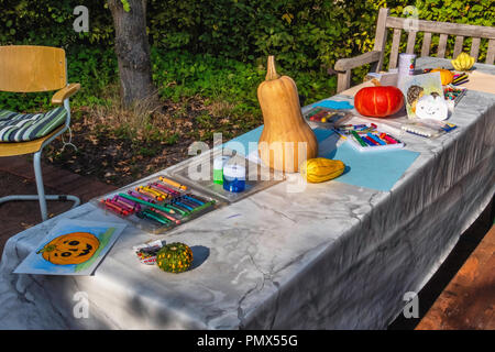 Berlin, Neukölln, Britzer Garten Kürbisfest mit Unterhaltung für Kinder - Tabelle mit Buntstiften und Papier für Kinder Kürbisse zu zeichnen Stockfoto