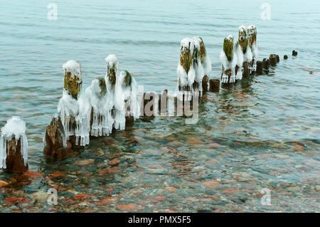 Wellenbrecher im Eis, das Eis auf dem Wellenbrecher im Meer Stockfoto