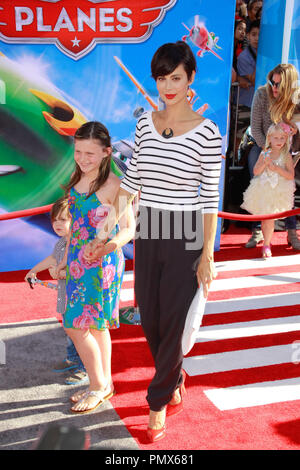 Catherine Bell und Tochter, Gemma Beason und Sohn, Ronan Beason bei der Weltpremiere von Disney's "Flugzeuge". Ankünfte am El Capitan Theatre in Hollywood, CA, 5. August 2013 statt. Foto von Joe Martinez/PictureLux Stockfoto