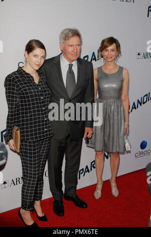 Georgia Ford, Harrison Ford und Calista Flockhart bei den US-Premiere der Relativitätstheorie Medien von 'Paranoia'. Ankünfte am DGA-Theater in Los Angeles, CA, 8. August 2013 statt. Foto von Joe Martinez/PictureLux Stockfoto