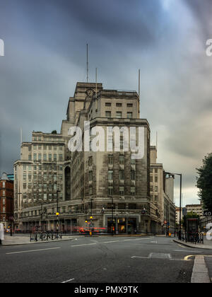 London, England, UK - 31. August 2018: Charles Holden art deco Office Block bei 55 Broadway, dem Hauptsitz der Londoner U-Bahn, steht über St Jame Stockfoto