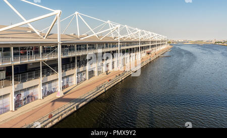 London, England, Großbritannien - 2 September, 2018: Fußgänger entlang der Uferstraße des Royal Victoria Dock außerhalb des ExCeL Exhibition Centre Gebäude in Ea Stockfoto