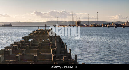 Edinburgh, Schottland, Großbritannien, 30. Mai 2011: Eine Antony Gormley Statue steht am Ende einer verfallenen Pier mit Blick auf die Erhabene und Fife in t Stockfoto