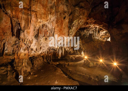 Beleuchteten Tropfsteine, Stalaktiten und Stalagmiten in Domica Höhle, Slowakei Stockfoto