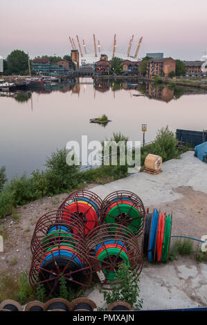 London, England, UK - 26. Juni 2010: Die O2 Millennium Dome ist in den Gewässern von Blackwall Basin's London Docklands bei Sonnenuntergang wider. Stockfoto