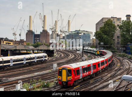 London, England, Großbritannien - 5 September, 2018: Süd-, Südost- und Gatwick Express Pendler Personenzüge Pass außerhalb Londons Victoria Station w Stockfoto