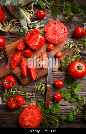 Flach der frische reife Tomaten aus der Küche. Stockfoto