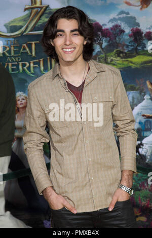 Blake Michael besucht die Premiere von Walt Disney Pictures'' Oz die Großen und Mächtigen' am El Capitan Theatre am 13. Februar in Hollywood, Kalifornien 2013. Foto von Eden Ari/PRPP/PictureLux Stockfoto