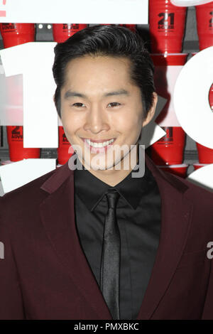 Justin Chon bei der Premiere der Relativitätstheorie Medien von "21 und Mehr". Ankunft an der Westwood Village Theater in Los Angeles, CA, 21. Februar 2013 statt. Foto: Richard Chavez/PictureLux Stockfoto