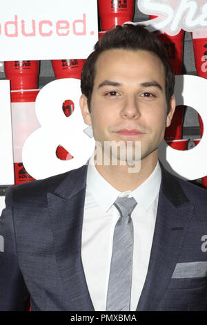 Skylar Astin bei der Premiere der Relativitätstheorie Medien von "21 und Mehr". Ankunft an der Westwood Village Theater in Los Angeles, CA, 21. Februar 2013 statt. Foto: Richard Chavez/PictureLux Stockfoto