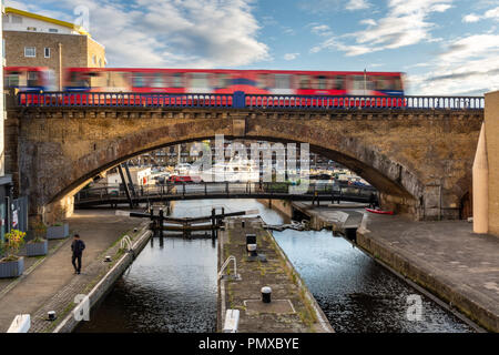 London, England, Großbritannien - 14 September, 2018: Die Docklands Light Railway Bahn bildet eine Unschärfe, da es über ein Viadukt über das Regent's Canal Geschwindigkeiten auf Limeho Stockfoto