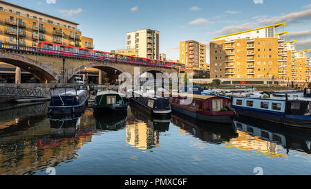 London, England, Großbritannien - 14 September, 2018: Die Docklands Light Railway Bahn Geschwindigkeiten über ein Viadukt bei Limehouse Basin im East End von London. Stockfoto