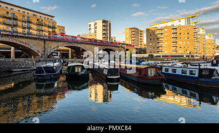 London, England, Großbritannien - 14 September, 2018: Die Docklands Light Railway Bahn Geschwindigkeiten über ein Viadukt bei Limehouse Basin Marina im East End von London. Stockfoto