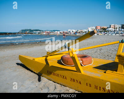 Misano, Italien, Juli 2018 gelbe Rettungsschwimmer Boot am Strand Stockfoto