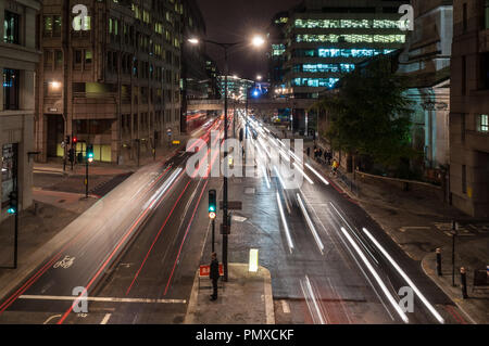 London, England, Großbritannien - 13 Oktober 2010: Verkehr fließt entlang Lower Thames Street, der schnellstraße Route durch die Stadt London Financial Stockfoto