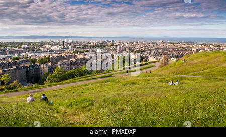 Edinburgh, Schottland - Juni 13, 2012: Die Menschen sehen die Stadt Edinburgh und Leith von Calton Hill Park an einem Sommertag. Stockfoto