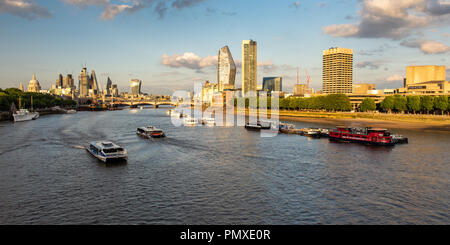 London, England, UK - 12. Juni 2018: Passagierfähren Geschwindigkeit entlang der Themse durch das Zentrum von London, mit Wolkenkratzern der South Bank und CIT Stockfoto