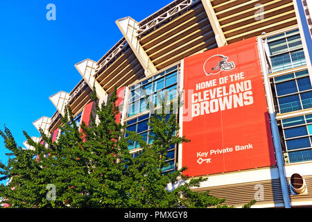 Ein Banner, dass "Heimat der Cleveland Browns' Gnaden der Außenseite der Cleveland Browns home Stadion, FirstEnergy Stadium, in Cleveland, Ohio. Stockfoto