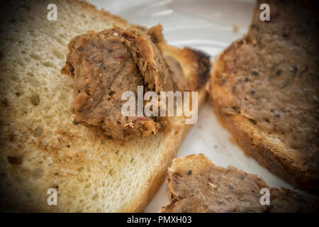 Eine Nahaufnahme von Steak tartare und geröstetes Brot auf dem Tisch Stockfoto