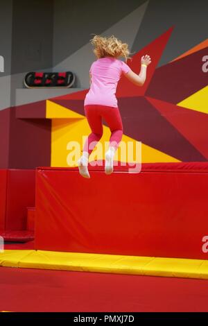 Glückliche Kindheit eines modernen Kind in der Stadt - Mädchen in der trampolinanlage springen Stockfoto