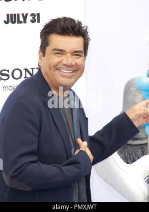 George Lopez bei der Premiere von Columbia Pictures und Sony Pictures Animation "Die Schlümpfe 2'. Ankunft im Regency Dorf Theater in Westwood, CA, 28. Juli 2013 statt. Foto von Joe Martinez/PictureLux Stockfoto