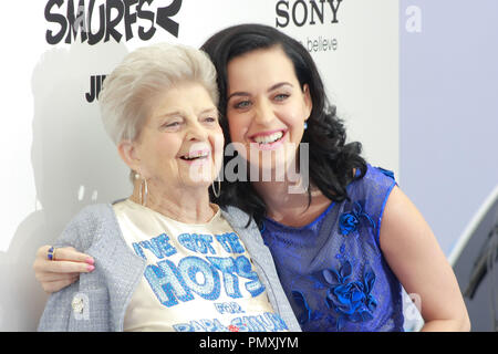 Katy Perry und Großmutter Ann Hudson bei der Premiere von Columbia Pictures und Sony Pictures Animation "Die Schlümpfe 2'. Ankunft im Regency Dorf Theater in Westwood, CA, 28. Juli 2013 statt. Foto von Joe Martinez/PictureLux Stockfoto