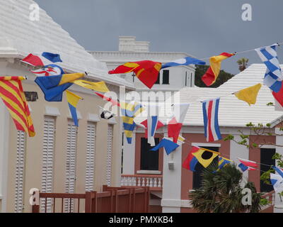 Mehrfarbige Flaggen über Stadtbild von St. Georges Bermuda. Stockfoto