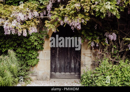 Innerhalb der Stadtmauern von Chirk Castle in Wrexham, North Wales Stockfoto